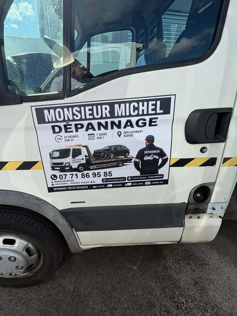 Camion Monsieur Michel Dépannage qui dessert les dépôts de Fixin et Saint-Apollinaire