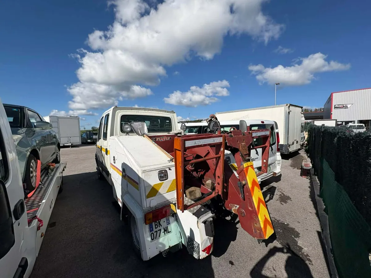 Camion grue de Monsieur Michel Dépannage prêt pour un enlèvement d'épave en Côte-d'Or